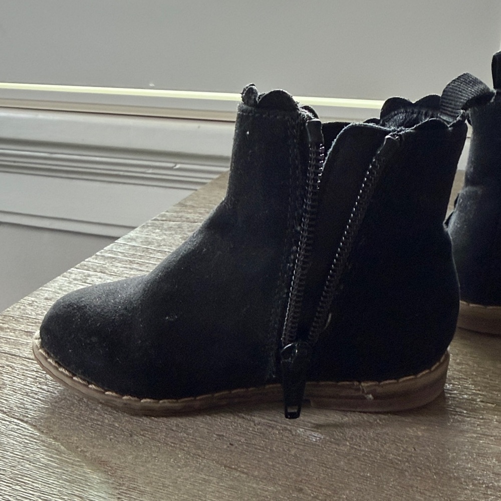 GAP Black Scalloped Ankle Boots for Kids - Picture 9 of 12